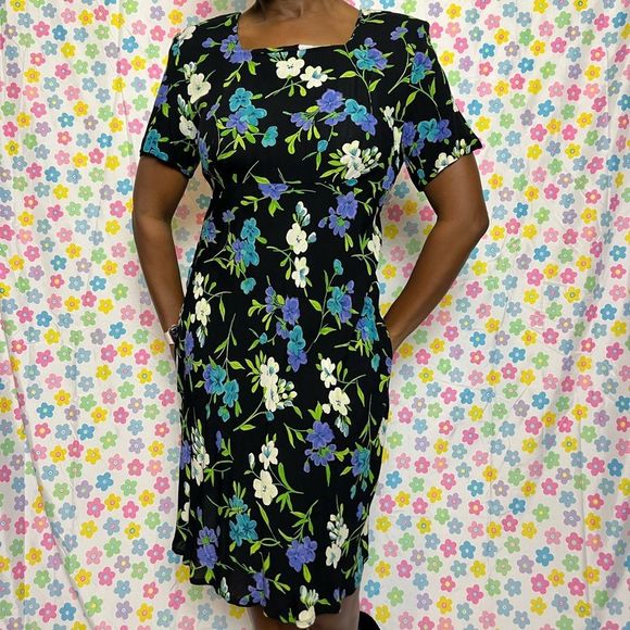 90s vintage floral dress. Size 12P. Zips up the back. Perfect condition! - Picture 3 of 4